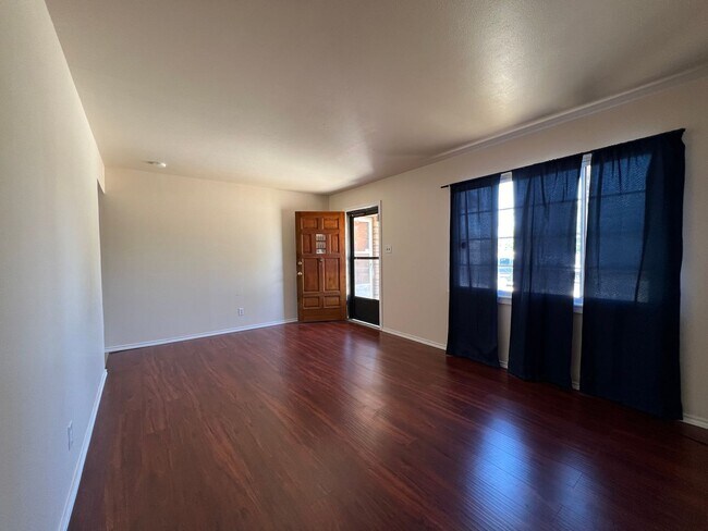 Building Photo - 3 Bedroom/2 Bath, Water Paid. Near Hospita...