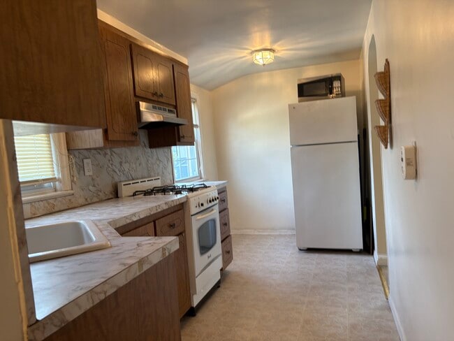 Kitchen w/table space - 174 Sherman St