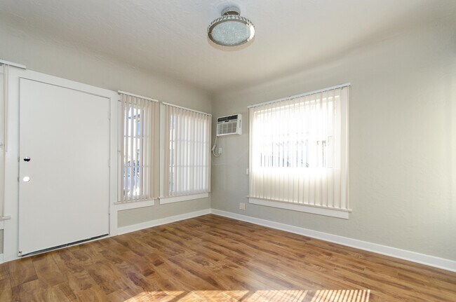 Foto del edificio - 3733 Midvale Ave