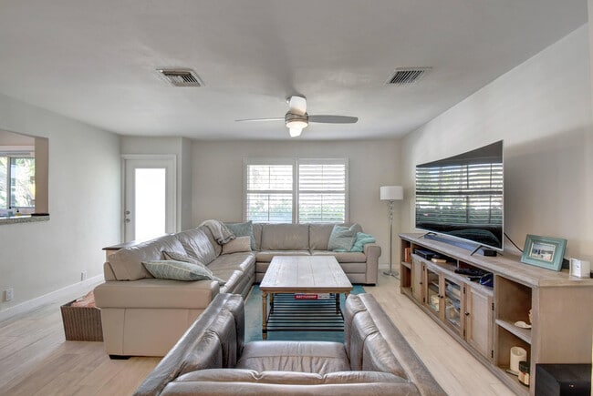Building Photo - 1020 Casuarina Rd