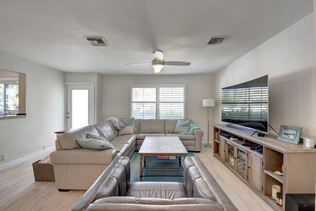 Building Photo - 1020 Casuarina Rd
