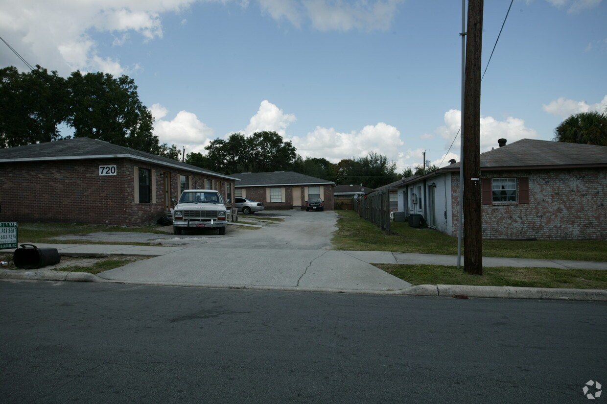 Building Photo - 720 E Garden St