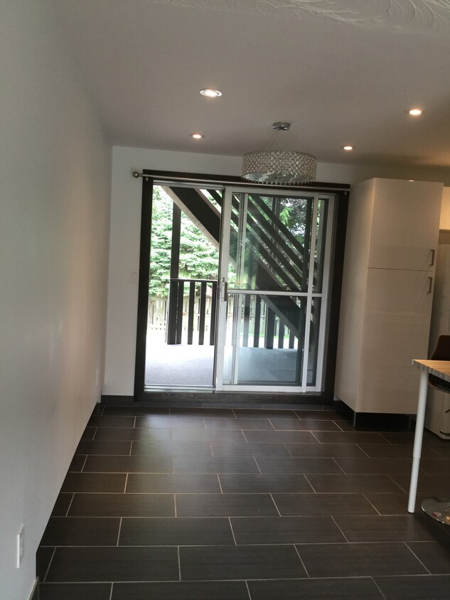 Photo du bâtiment - 1636 Wellington St E