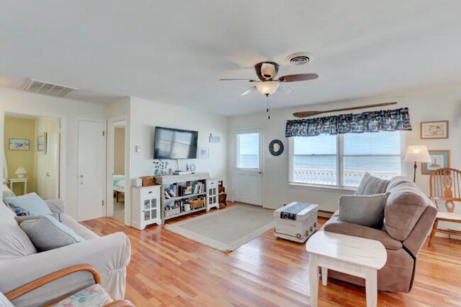 Building Photo - 119 E Pioneer St