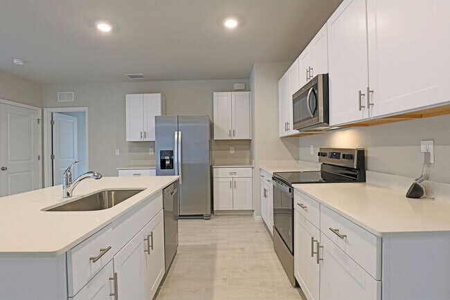 Foto del edificio - AVAILABLE NOW