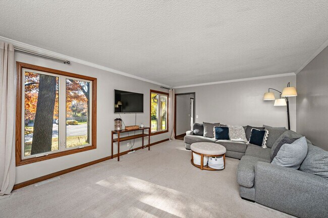 Foto del edificio - Stunning Remodeled 4BR Home w/ Pond View &...