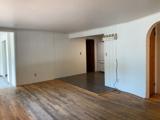 Foto del edificio - STUDENTS WELCOME! Cute 3-Bedroom / 1-Bath Home w/ Spacious Fenced Yard