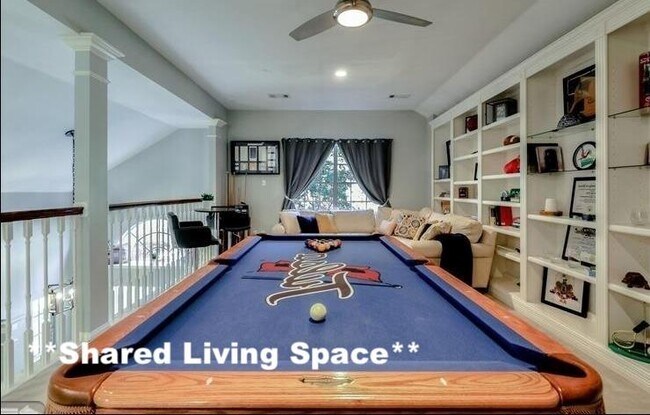 Building Photo - bedroom in San Fernando CA 91340