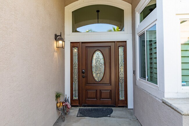 Building Photo - 1027 Stonehedge Dr