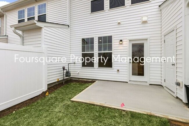 Foto del edificio - Townhome! | Back Patio with Privacy Fence|...