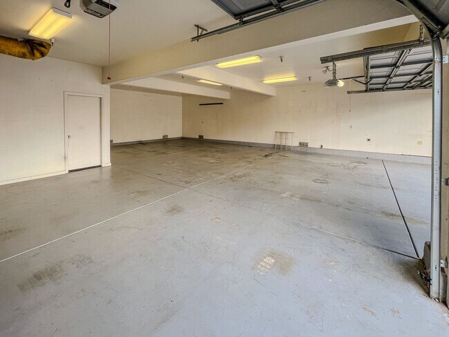 Foto del edificio - Charming Four Bedroom, Two-and-a-Half Bath...