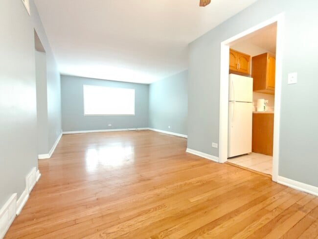 Building Photo - 2437 W Balmoral Ave