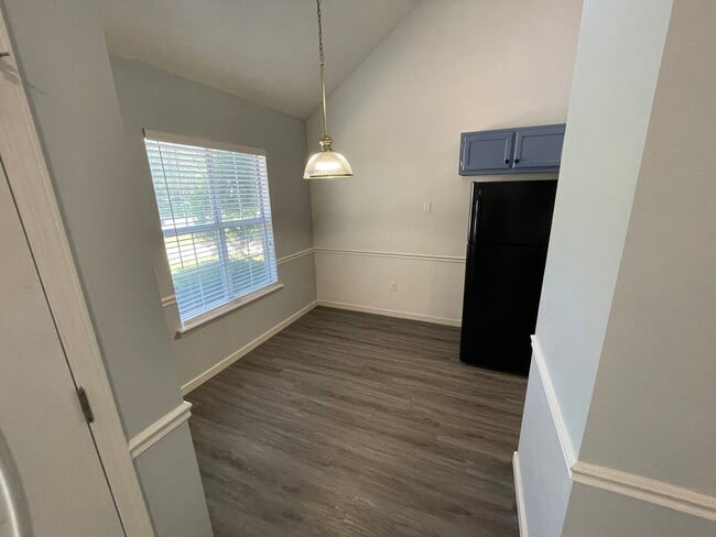 Eat-in kitchen - 338 N Grove Cir