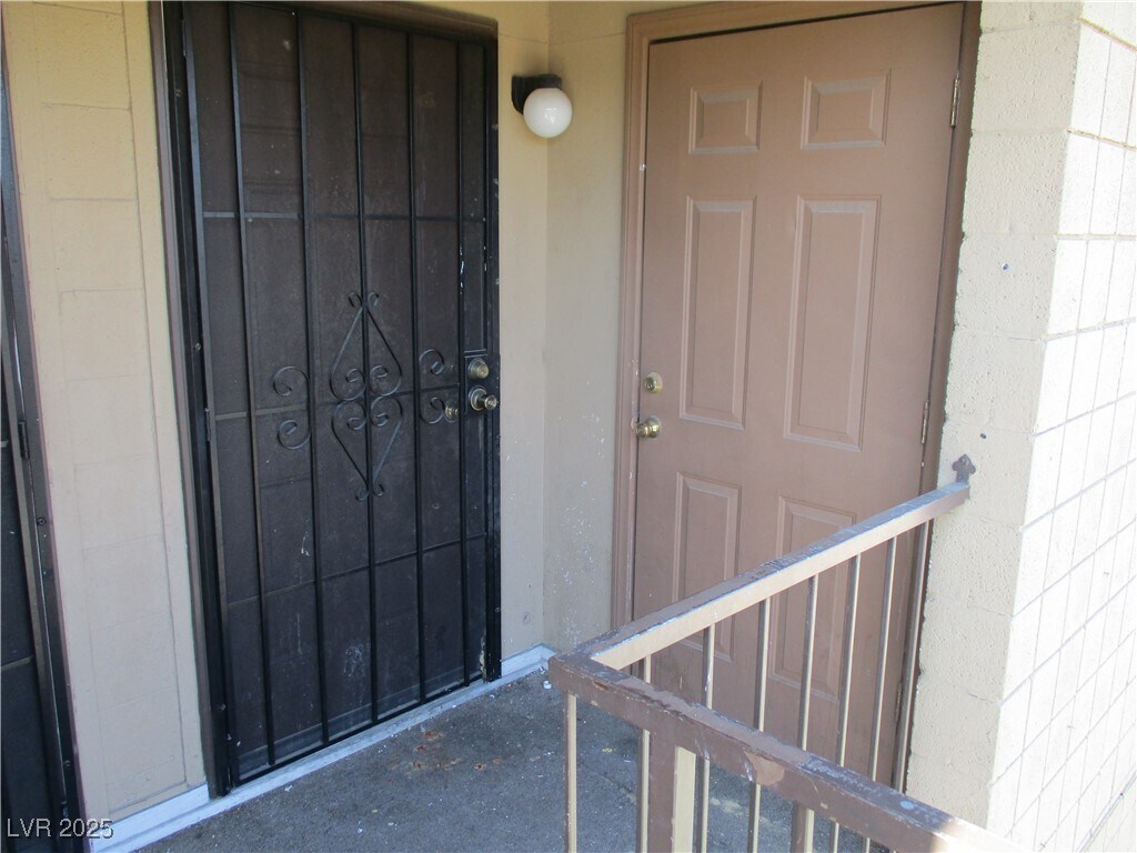 Primary Photo - 2933 E Elm Ave