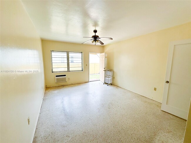 Building Photo - 2140 Bay Dr