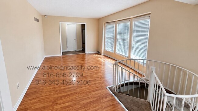 Foto del edificio - Beautiful Split Level, 5 TRUE Bedrooms!