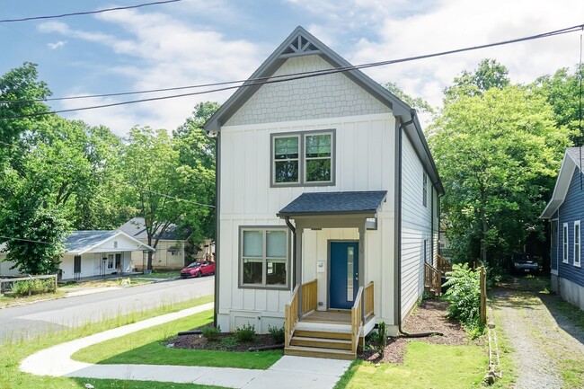 Building Photo - LIKE NEW THREE BEDROOM HOME!