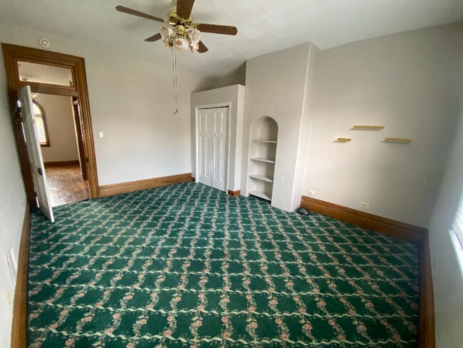 Foto del edificio - 305 E Main St