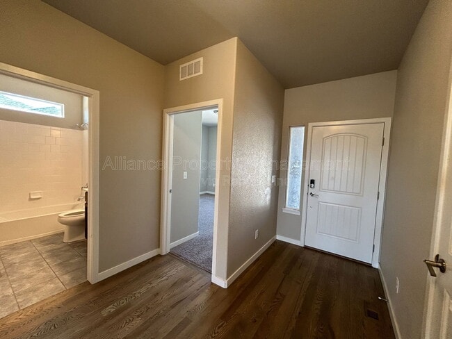 Foto del edificio - 8223 Wheatland Dr