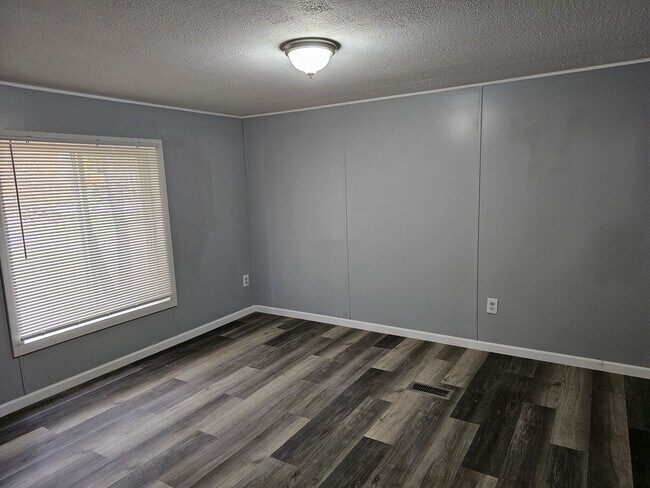 Building Photo - 3 Bedroom Single Family Mobile Home for re...
