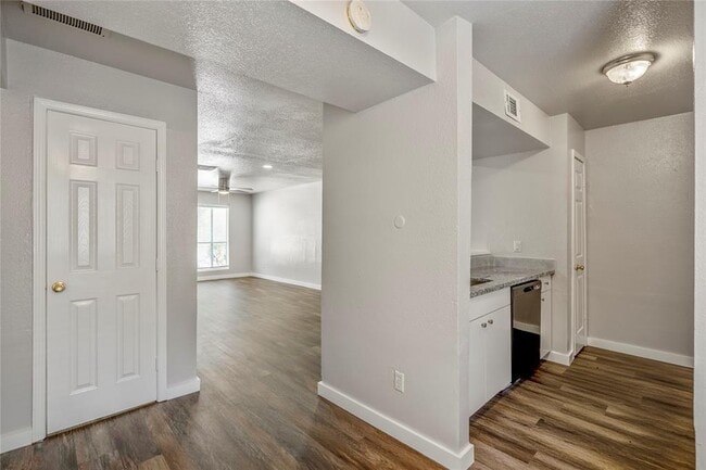 Foto del edificio - 7807 Fuqua St
