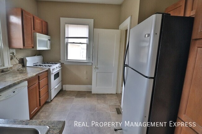 Building Photo - Beautiful 3 bedroom 2 bathroom home near d...