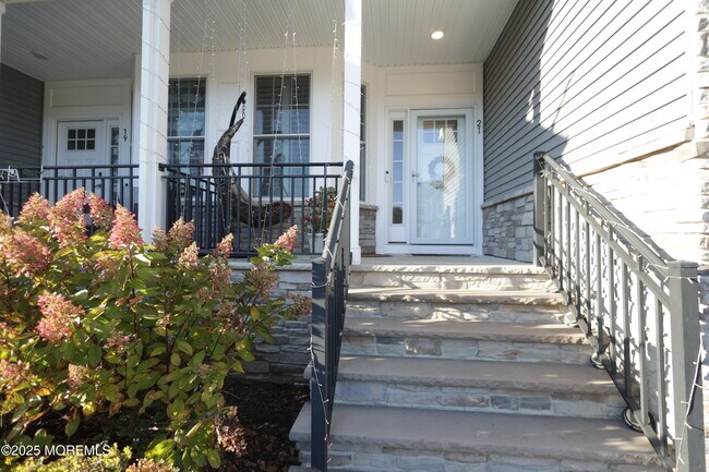 Building Photo - 21 McCormick Ave N
