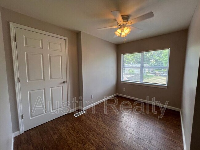 Foto del edificio - 7064 Mitchell Ave