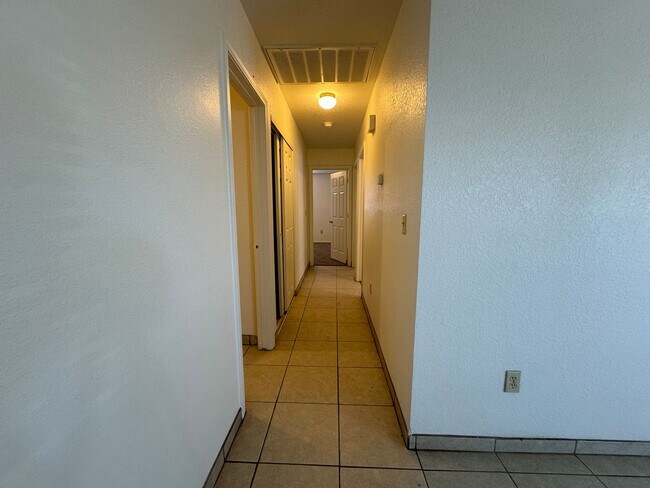 Foto del edificio - 3BR Duplex with gated yard and Garage