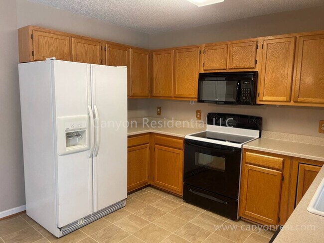 Foto del edificio - 204 Creeksedge Ct