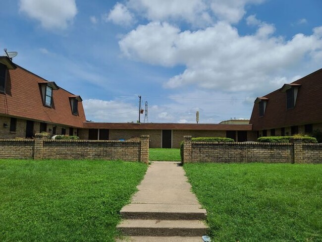 Building Photo - 3740 Cibolo Dr