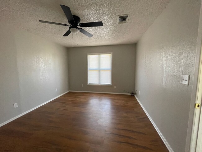 Building Photo - Spacious Home with Fenced Backyard