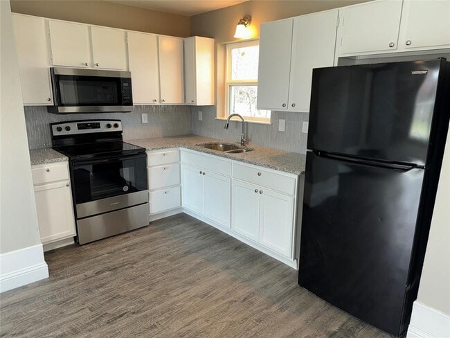 Building Photo - 410 S College Dr