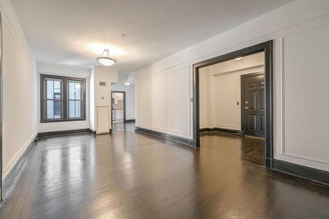 Foto del edificio - European Style, Large, 1 Bed 1 Bath with D...