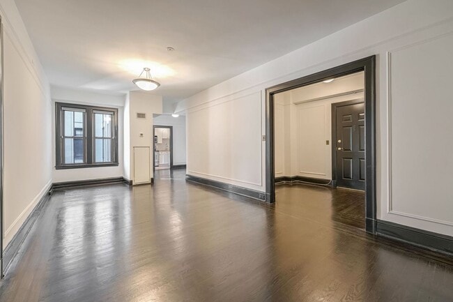 Building Photo - European Style, Large, 1 Bed 1 Bath with D...