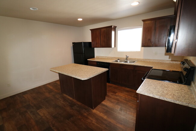 Building Photo - Beautiful 3 bed 2.5 bath townhome in Vineyard