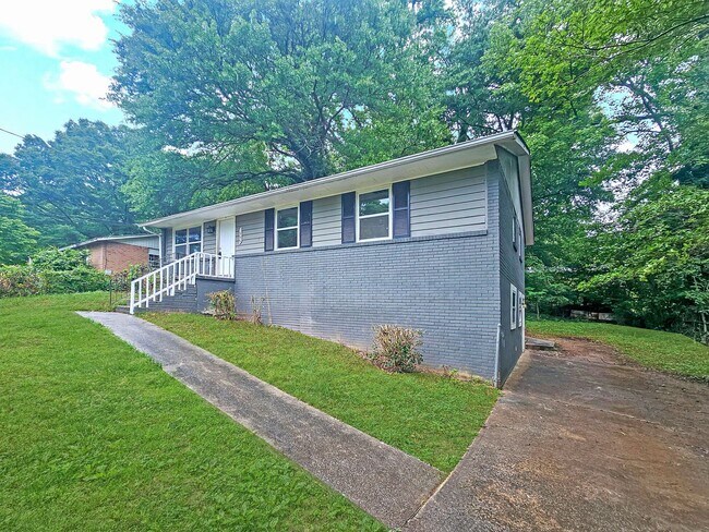 Foto del edificio - Spacious 4 Bedroom Home Near University Av...