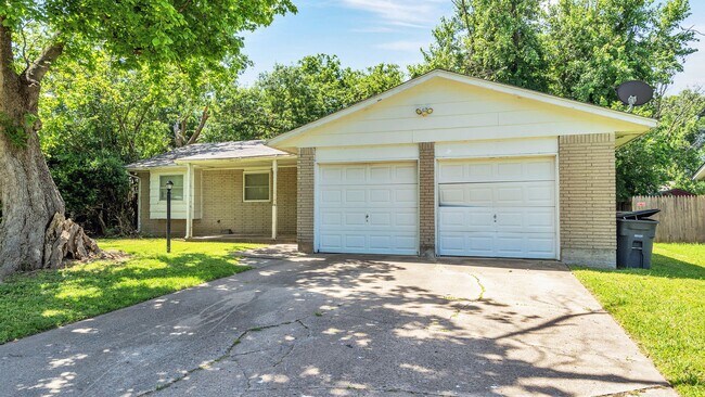 Building Photo - Beautifully Redone 2 Bedroom House! Availa...