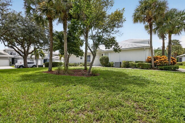 Building Photo - "Charming 2 Bed plus Den, 2-Bath Townhouse with 1500 Sq Ft of Comfort in Greenacres!"