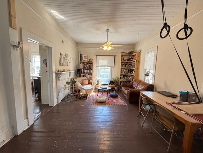 Building Photo - Two Bedroom Cottage in Normaltown