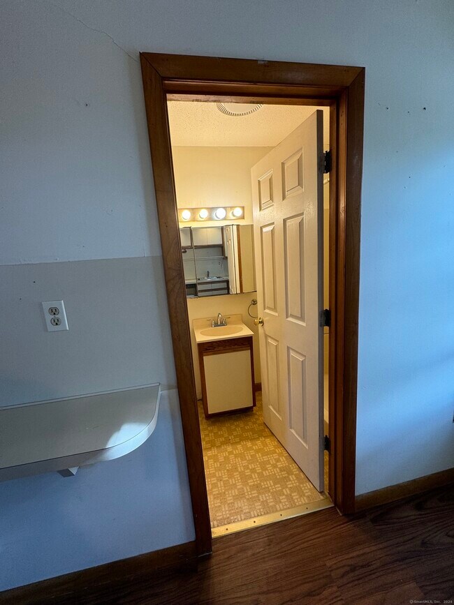 49 Ledyard Ave Unit 4, Groton, CT 06340 Room for Rent in Groton, CT