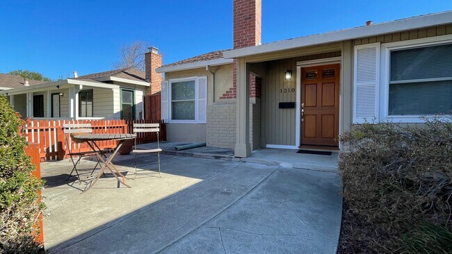 Building Photo - 3BD/2BA Single-Family Home with Attached Garage, Hardwood Floors, Washer/Dryer Included - Pets We...
