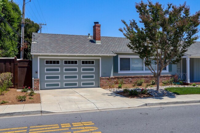 Building Photo - 4 Bed / 3 Bath Burlingame home near excell...