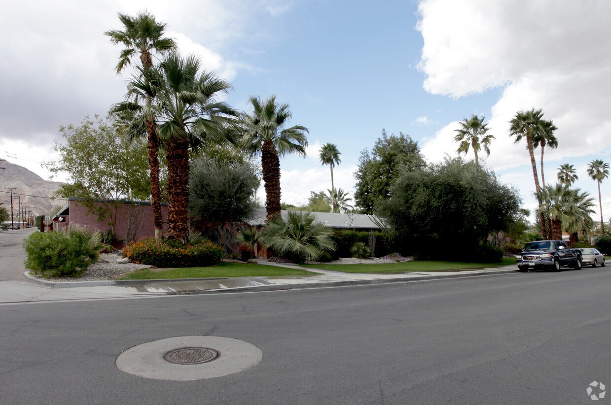 Primary Photo - Las Palmas Apartments