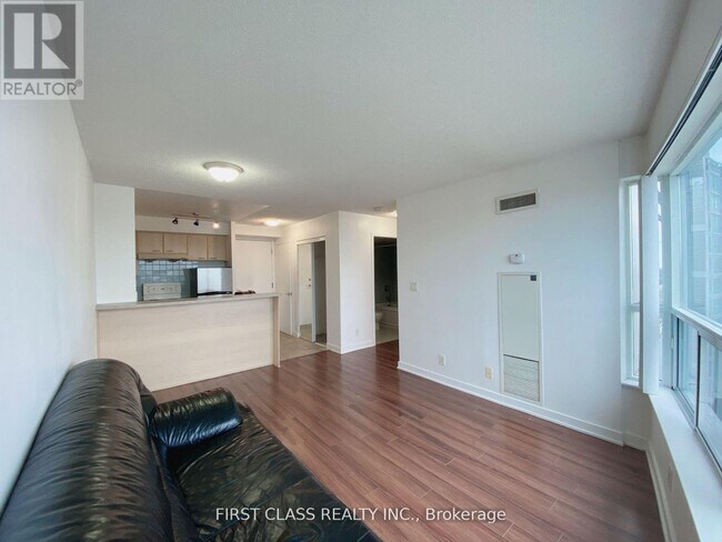 Photo du bâtiment - 36 Lee Centre Dr