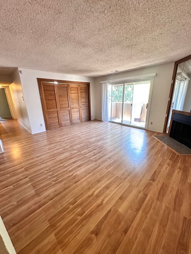 Foto del edificio - Move in Special! Stunning 3 bed 2 bath updated condo on 3rd floor