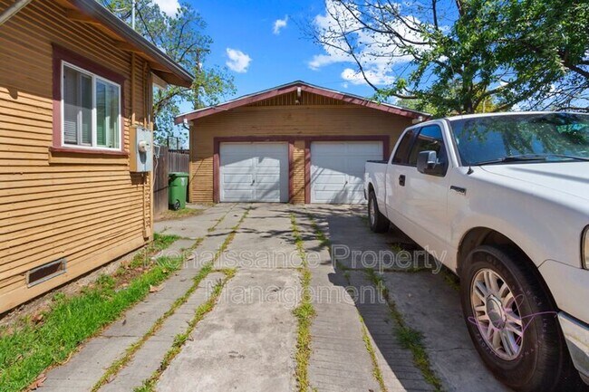 Foto del edificio - 1026 Windeler Ave