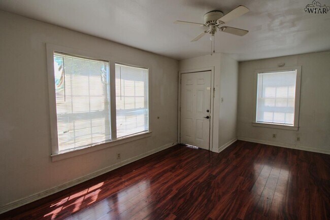 Foto del edificio - 1640 Hawes Ave