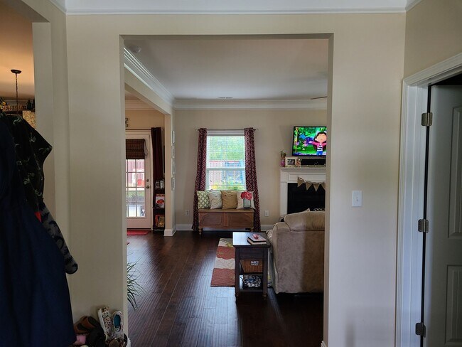 Foto del edificio - Beautiful, spacious 4 bedroom, 2.5 bath ho...