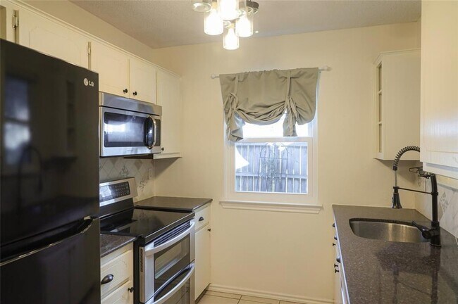 Foto del edificio - 8705 Clearbrook Trail